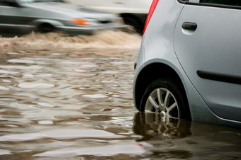 灰色的<strong>车</strong>停<strong>车</strong>的水洪水<strong>路</strong>后下雨白天