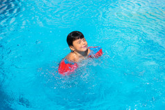 小西班牙语男孩游泳池夏天假期
