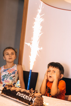 小孩子们庆祝生日和看烟花自制的烤蛋糕室内