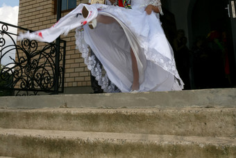 新娘抛出毛巾后婚礼仪式教堂