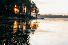 神秘的日落在的冻结沼泽湖