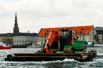 哥本哈根丹麦五月拖<strong>轮船</strong>与挖掘机移动运河