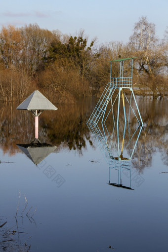 高水域洪水公园只有的上衣的遮阳伞和救生员塔