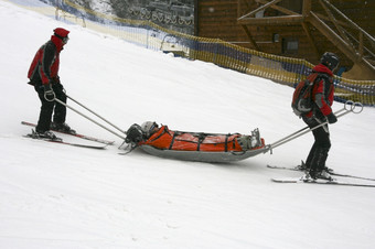 救援人员疏散的受害者从的坡滑雪度假胜地