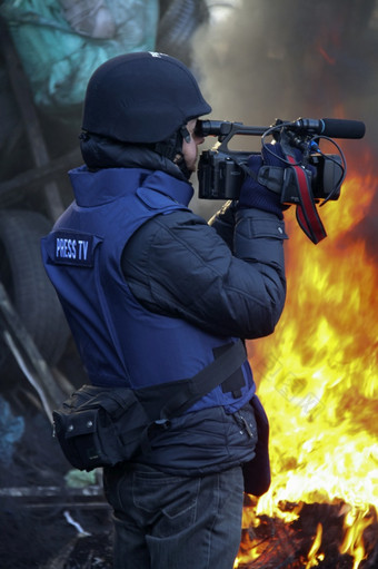 基辅乌克兰1月摄影师保护头盔和防弹背心与标志着新闻拍摄事件与专业相机赫鲁舍夫斯基街在欧麦丹