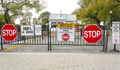 华盛顿美国10月路块停止标志的入口的白色房子华盛顿