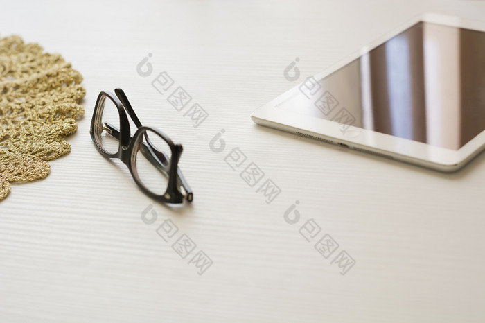 眼镜和平板电脑眼镜和平板电脑白色表格