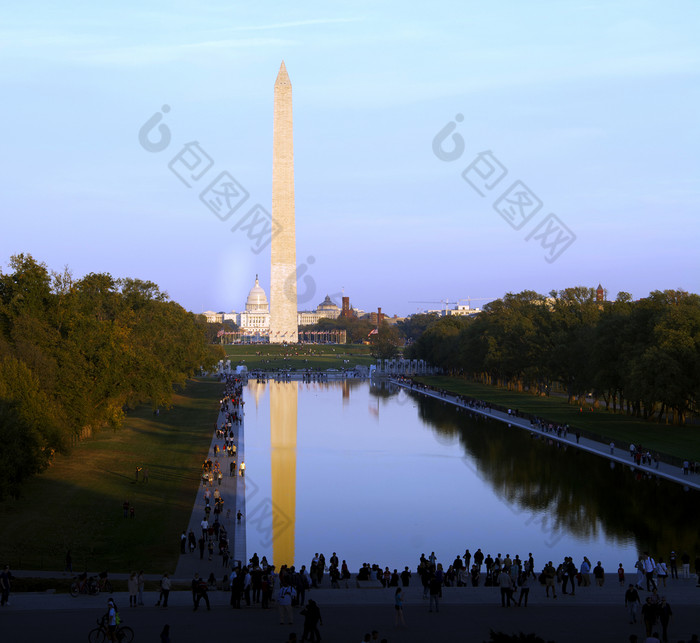 华盛顿美国10月游客华盛顿纪念碑和反映池日落华盛顿美国