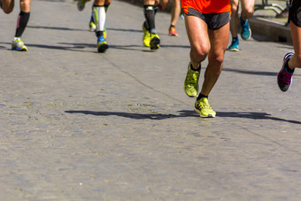 细<strong>节</strong>集团<strong>跑步</strong>者在城市马拉松腿和运动鞋肌肉下压力体育运动概念