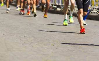 细节集团跑步者在城市马拉松腿和运动鞋肌肉下压力体育运动概念