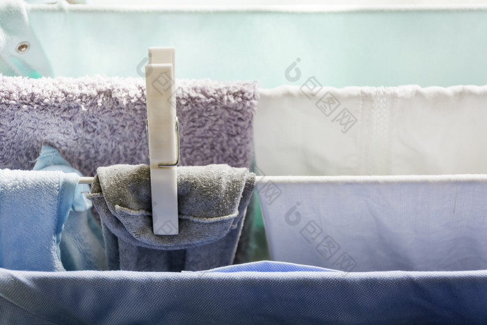 洗衣晾衣绳干燥与白色塑料挂钩