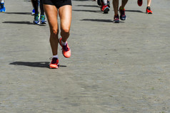 马拉松运行比赛人脚城市鹅卵石路