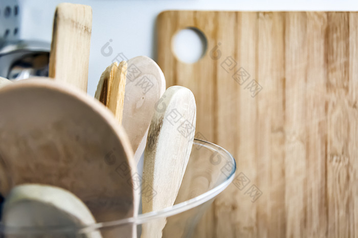 木厨房餐具玻璃容器与木切割董事会的背景厨房室内拍摄首页装饰和烹饪概念