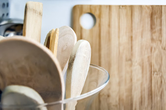 木厨房餐具<strong>玻璃</strong>容器与木<strong>切割</strong>董事会的背景厨房室内拍摄首页装饰和烹饪概念