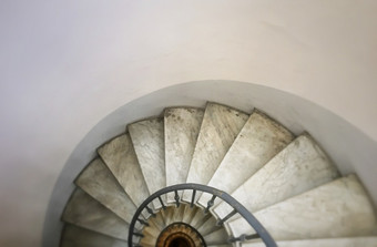 部分视图古老的螺旋楼梯下行趋势概念体系结构和建筑活动