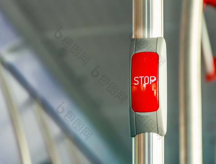 红色的停止按钮的金属扶手公共汽车公共运输公共运输