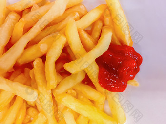 特写镜头视图法国薯条与番茄番茄酱酱汁垃圾食物和不健康的生活方式