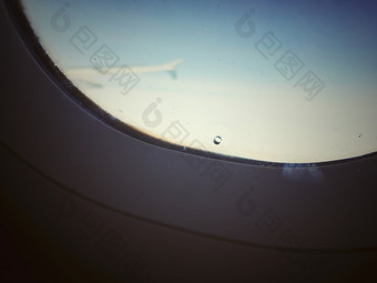 窗口飞机与小洞<strong>调整</strong>的压力之间的的外和室内窗户清晰的天空和的翼的背景安全系统和<strong>调整</strong>飞机压力