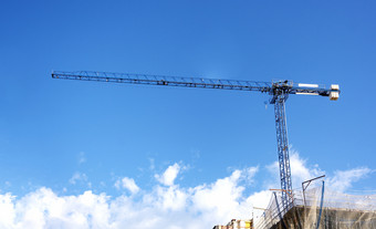起重机提升权重建设网站与蓝色的天空和云的背景建设和建设工程