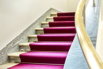 <strong>优雅</strong>的楼梯与紫色的天鹅绒地毯的步骤和黄铜扶手<strong>优雅</strong>和奢侈品事件和奖