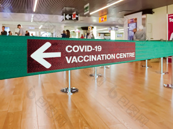 绿色丝带与左箭头表明的新冠病毒疫苗接种中心新冠病毒疫苗接种时间表冠状病毒流感大流行和预防