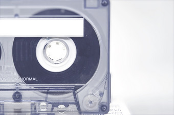透明的一分钟音频盒式磁带与空白胶粘剂标签一边的盒式磁带磁磁带和音频繁殖从的和复古的效果古董对象