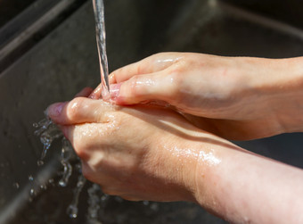 女人洗手与肥皂防止细菌细菌和避免冠状病毒感染