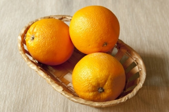 新鲜的橙子的篮子三个成熟的橙子的篮子站的表格