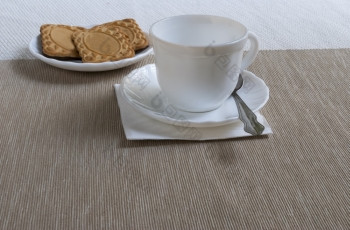 茶杯和飞碟与饼干白色茶杯和飞碟与饼干的表格