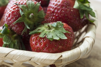 草莓水果说谎篮子特写镜头草莓水果说谎柳条篮子