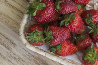 草莓水果说谎篮子的板站饱经风霜的董事会草莓水果说谎篮子的视图从的前