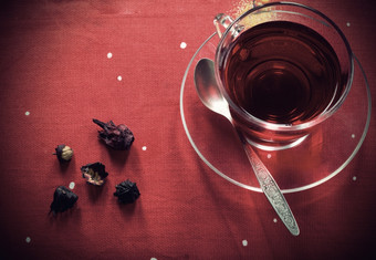 透明的杯与水果茶和茶叶子古董风格透明的杯与茶和水果红色的桌布和茶叶子古董风格