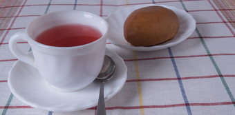 站的表格白色杯与水果茶和板馅饼白色杯与水果茶和蛋糕的板