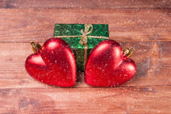 礼物盒子与两个红色的心圣诞节装饰木背景礼物盒子与两个红色的心木背景问候背景