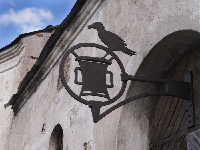 古董造成铁广告标志与的鸟的支架伪造的招牌与鸟的支架钉的通过