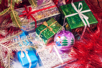 礼物盒子下圣诞节树分支机构礼物盒子下圣诞节树分支机构包装绿色纸礼物盒子健美的图像