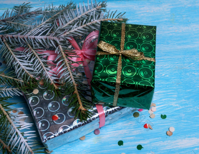 绿色礼物盒子下圣诞节树分支机构包装绿色纸礼物盒子健美的图像包装纸圣诞节礼物和绿色冷杉分支光背景