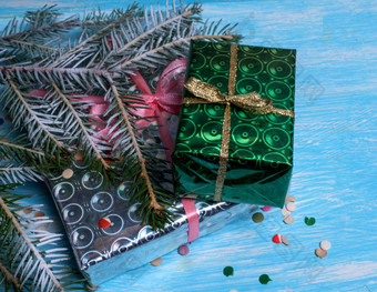 绿色礼物盒子下圣诞节树分支机构包装绿色纸礼物盒子健美的图像包装纸圣诞节礼物和绿色冷杉分支光背景
