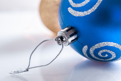 蓝色的和黄色的圣诞节球的雪特写镜头焦点的前面球