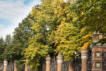 米哈伊洛夫斯基花园的秋天下午和细节的花园<strong>晶格</strong>