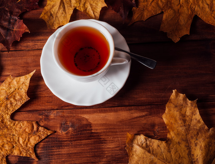 杯茶和枫木叶子的背景woodendark风格照片茶和枫木叶子木背景