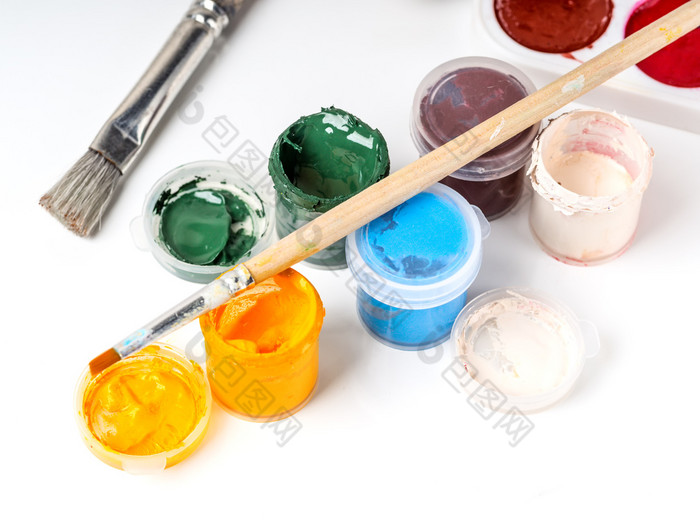 罐子与水粉画和油漆刷白色背景罐子与彩色的水粉画油漆
