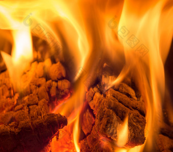 关闭拍摄燃烧柴火的壁炉柴火燃烧的火