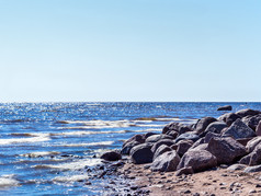 石头巨石的海滩阳光明媚的夏天一天