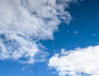 卷云云形成与蓝色的天空背景卷云云的蓝色的天空