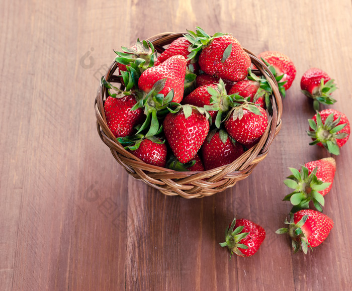 新鲜的草莓与叶子篮子健康的食物和饮食篮子与新鲜的草莓