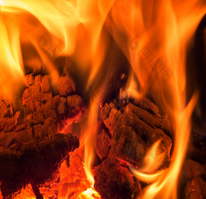 关闭燃烧柴火的壁炉关闭拍摄燃烧柴火的壁炉
