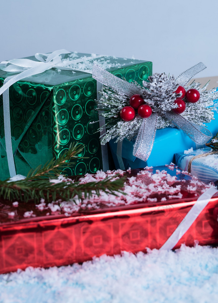 礼物打包盒子蓝色的木背景