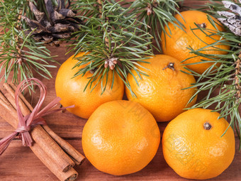 圣诞节概念与橘子冷杉分支机构与香料的老乡村木表格圣诞节作文与冷杉分支机构官员