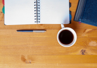 业务<strong>配</strong>件和杯咖啡木表格与复制空间办公室表格与<strong>日记</strong>和蓝色的笔和杯咖啡与复制空间前视图